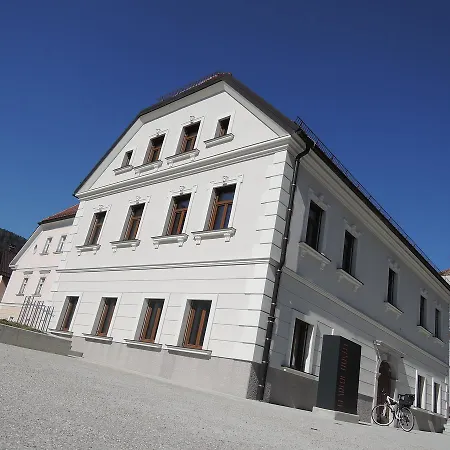 Bearlog Хостел *